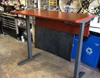 Premium Home Office Setup – Steelcase Standing Desk & Ergonomic Chair