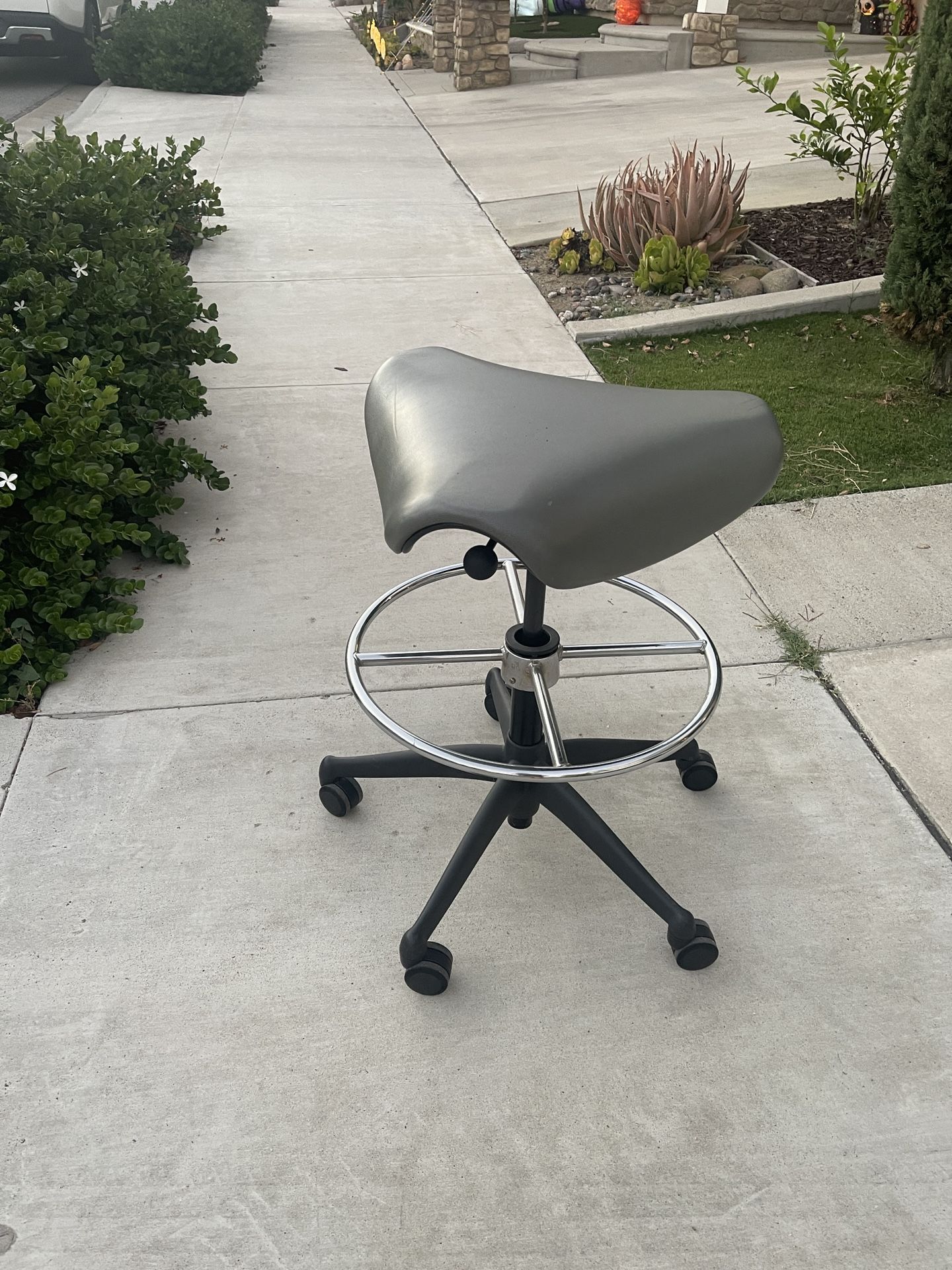 Saddle Work Stool