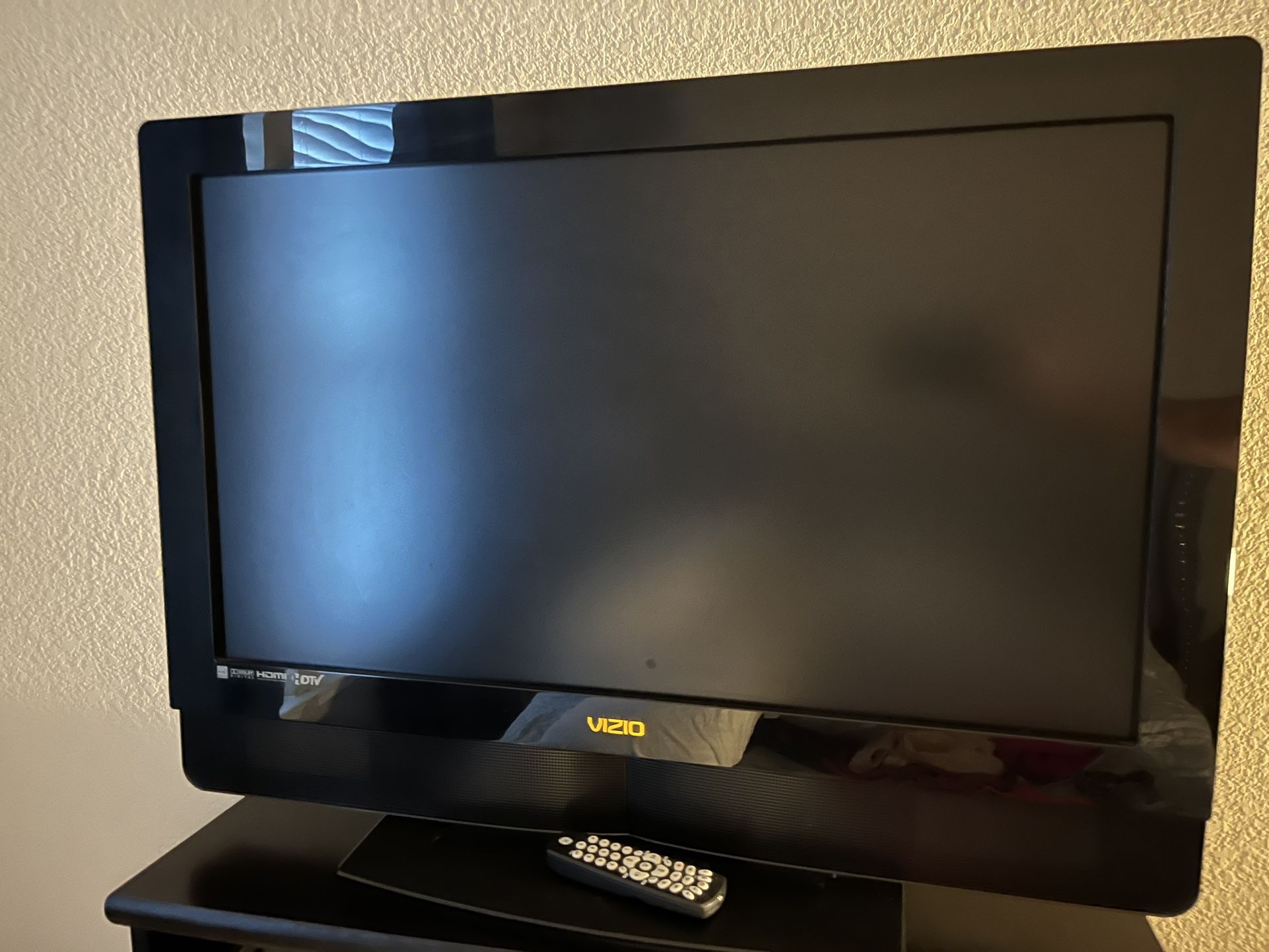 Vizio E321VL 32" 720p HD LCD Television with remote control