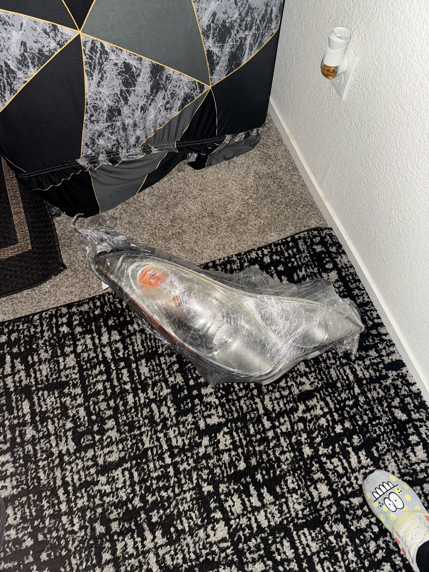 2016 qx60 passenger side headlight (SELLING IT AS COMPLETE)