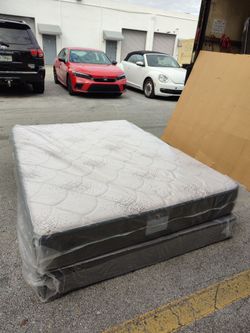 NEW MATTRESS QUEEN SIZE PLUSH WITH BOX SPRING