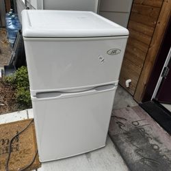 Mini Fridge / Freezer