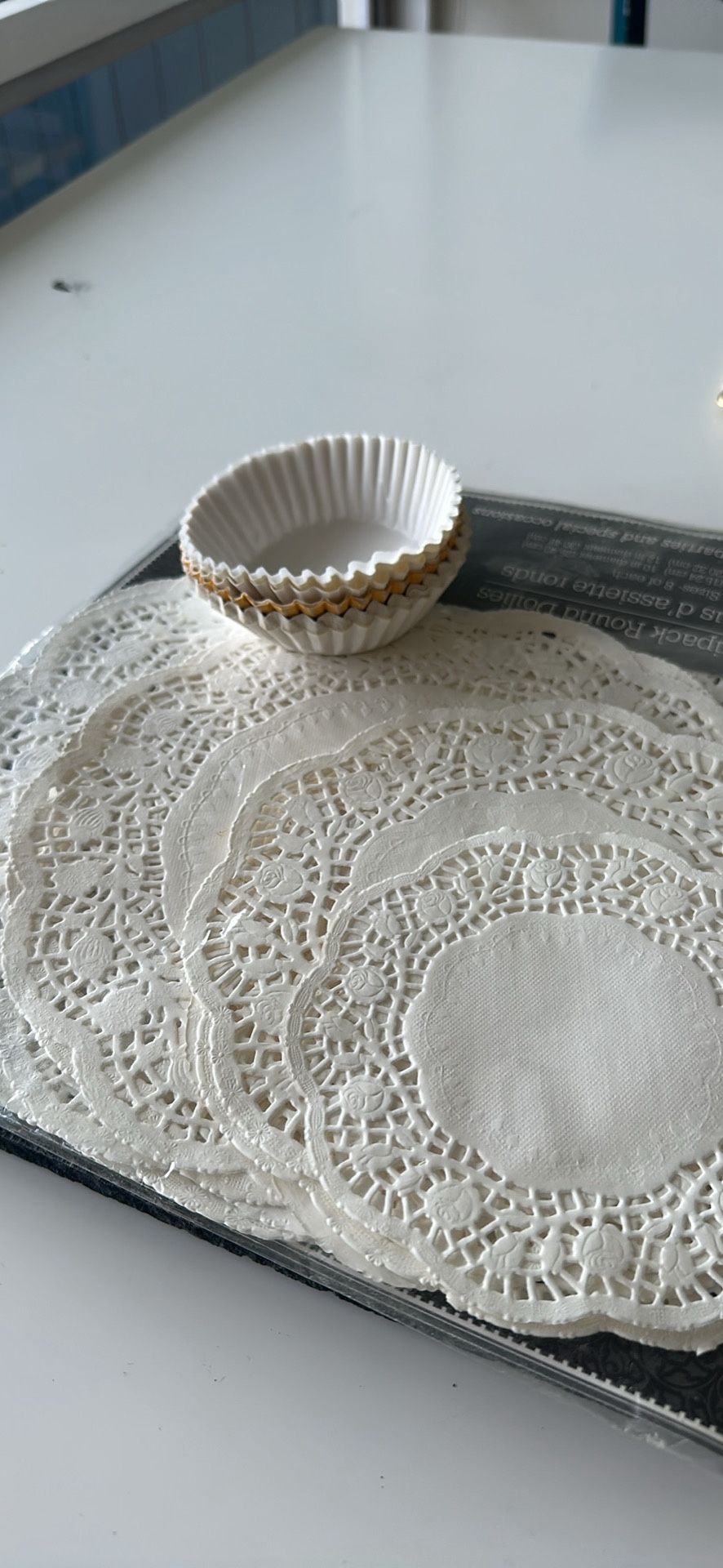 10 Round Doilies + Muffin Cups