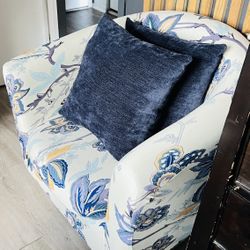 LOUNGE CHAIR