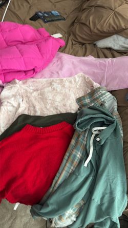 2 hoodies 2 cropped sweatshirts 1 shaker 1 sweater and 1 puffer jacket