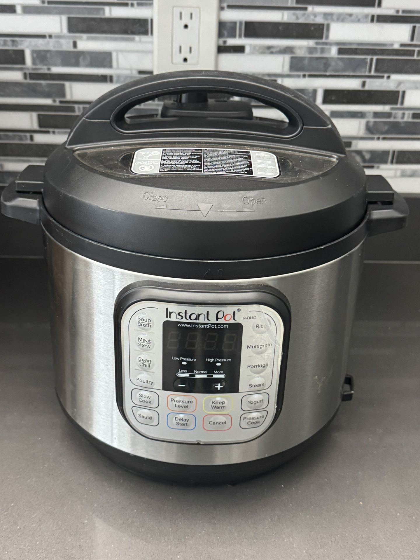 Instant Pot IP-DUO 6 Qt Pressure Cooker With Rack