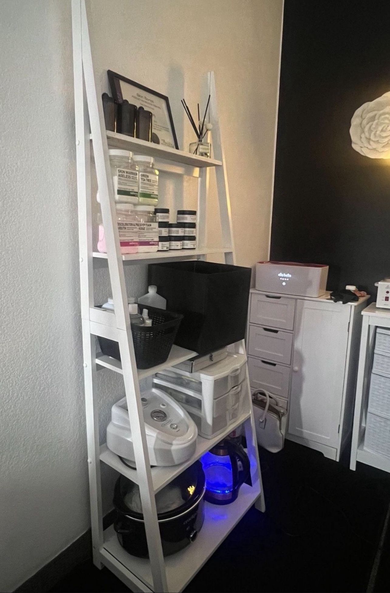 White 5 Shelf Ladder