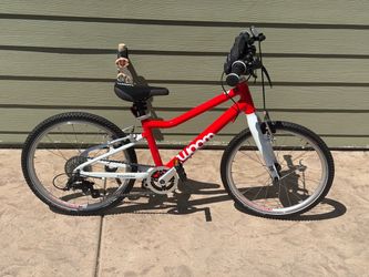 Woom 4 20 inch 7 speed  great shape light weight aluminum comes with woom handle bar bag