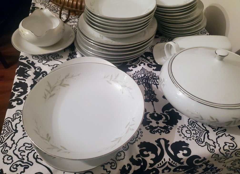 SAINT REGIS FINE CHINA 101 PIECES