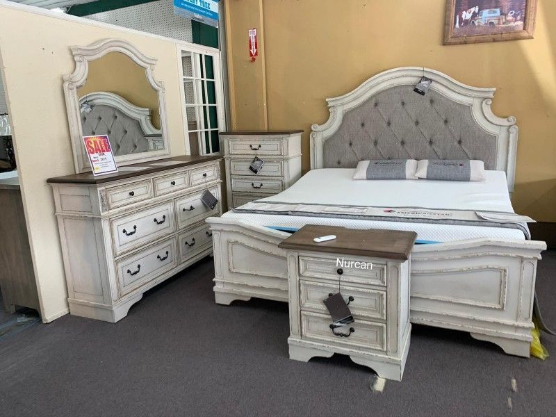 🍀Realyn Chipped White Panel Bedroom Set/4-piece includes bed, dresser, mirror, and nightstand.
