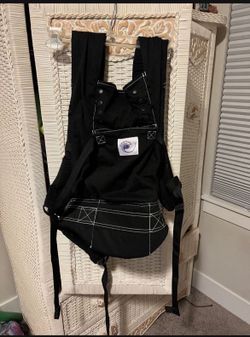 Ergobaby baby Harness Carrier—nearly New—AVAILABLE! Infant insert included