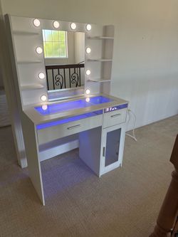 Vanity table with lights