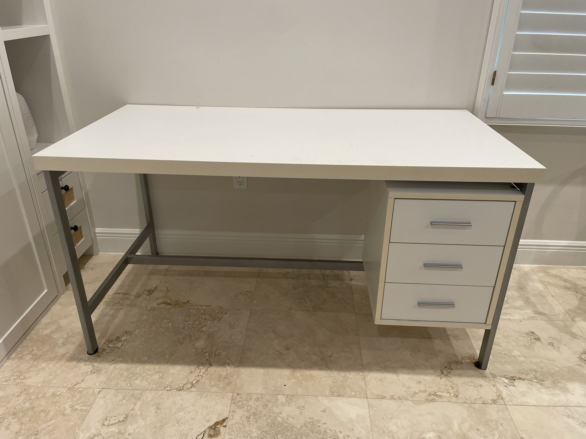  Spacious Desk With 3 Drawer