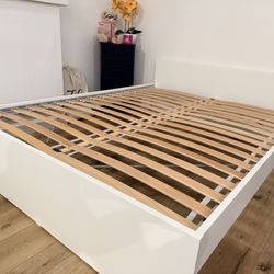 Queen bed Frame $150 .. Must Pick Up 