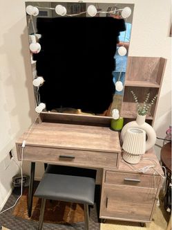 Vanity w Stool