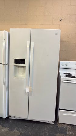 Like new  Kenmore side by side refrigerator