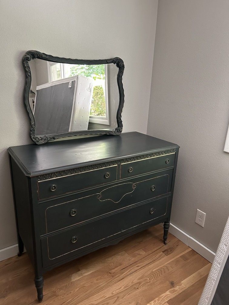 Beautiful Antique Dresser With Mirror