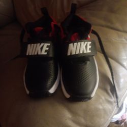 Brand New Boys 11.5 C Nike Shoes