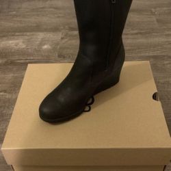 New in box Ugg Joely wedge boot size 7