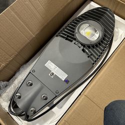 Led pole mounted light fixture