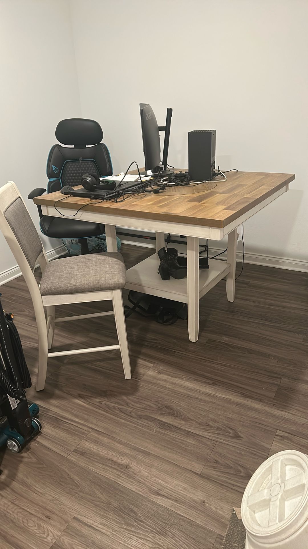Dining Room Table/ Chairs
