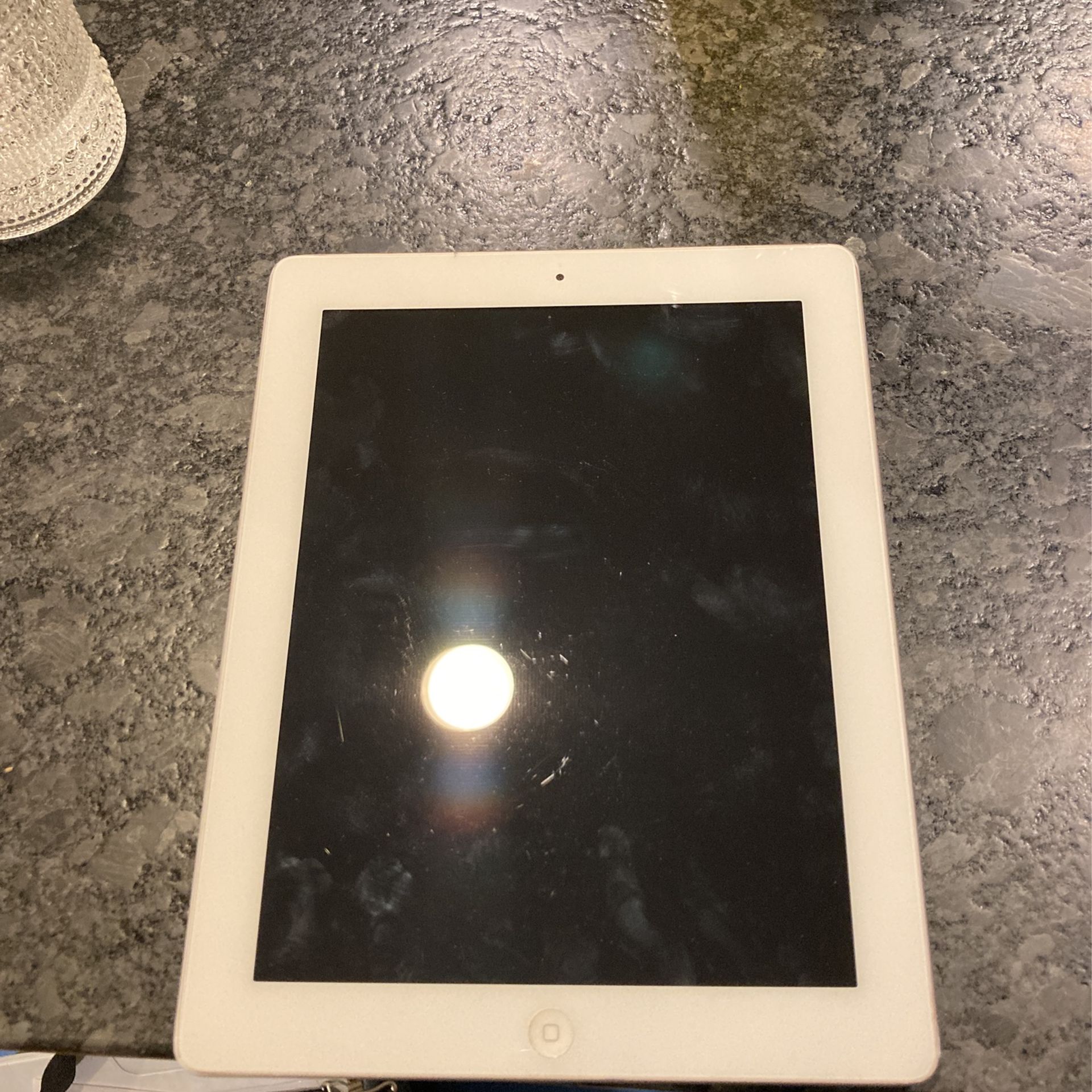 Broken iPad 16 Gb