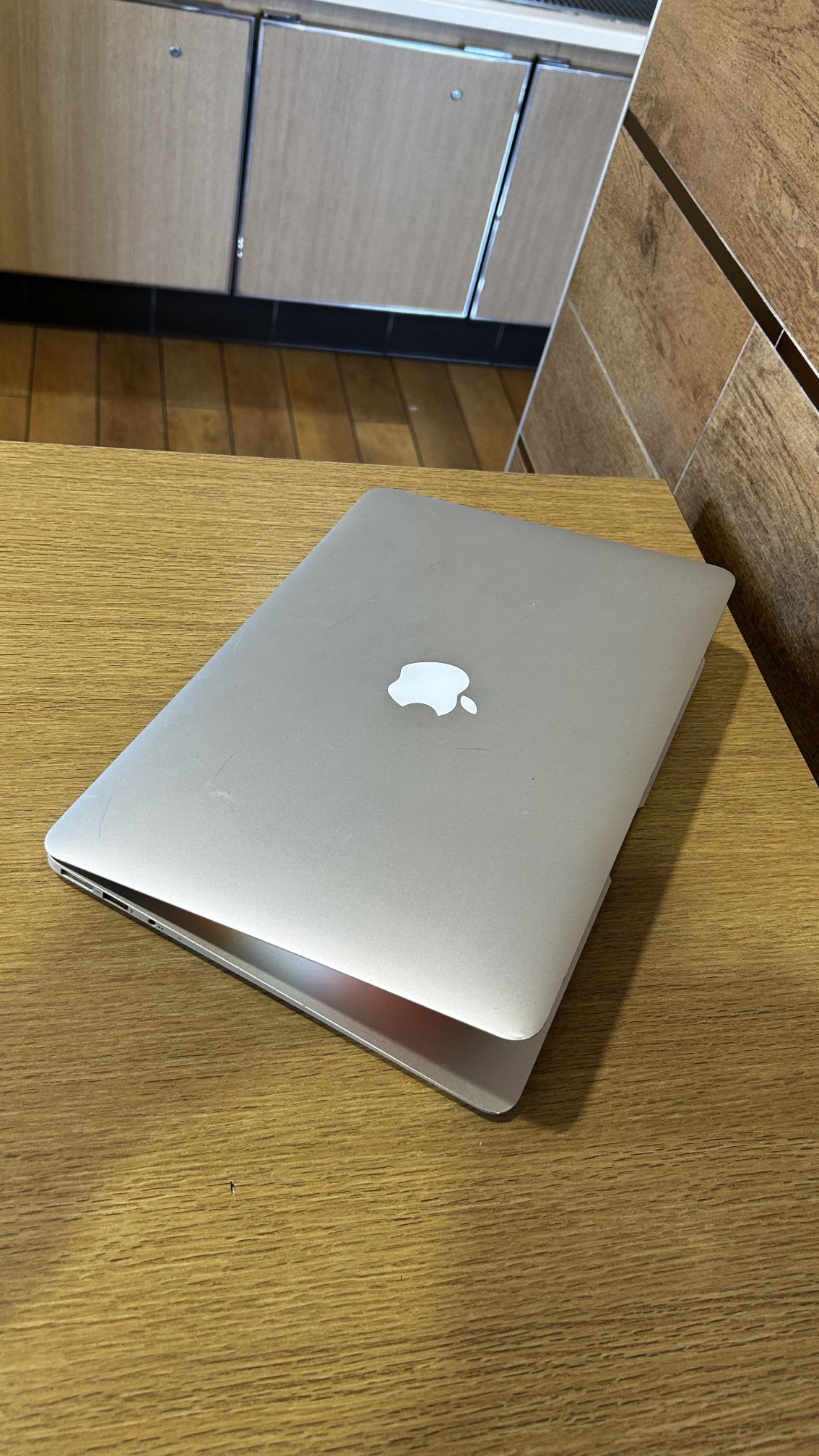 Apple MacBook Air 13” I5/8GB/256GB SSD $180