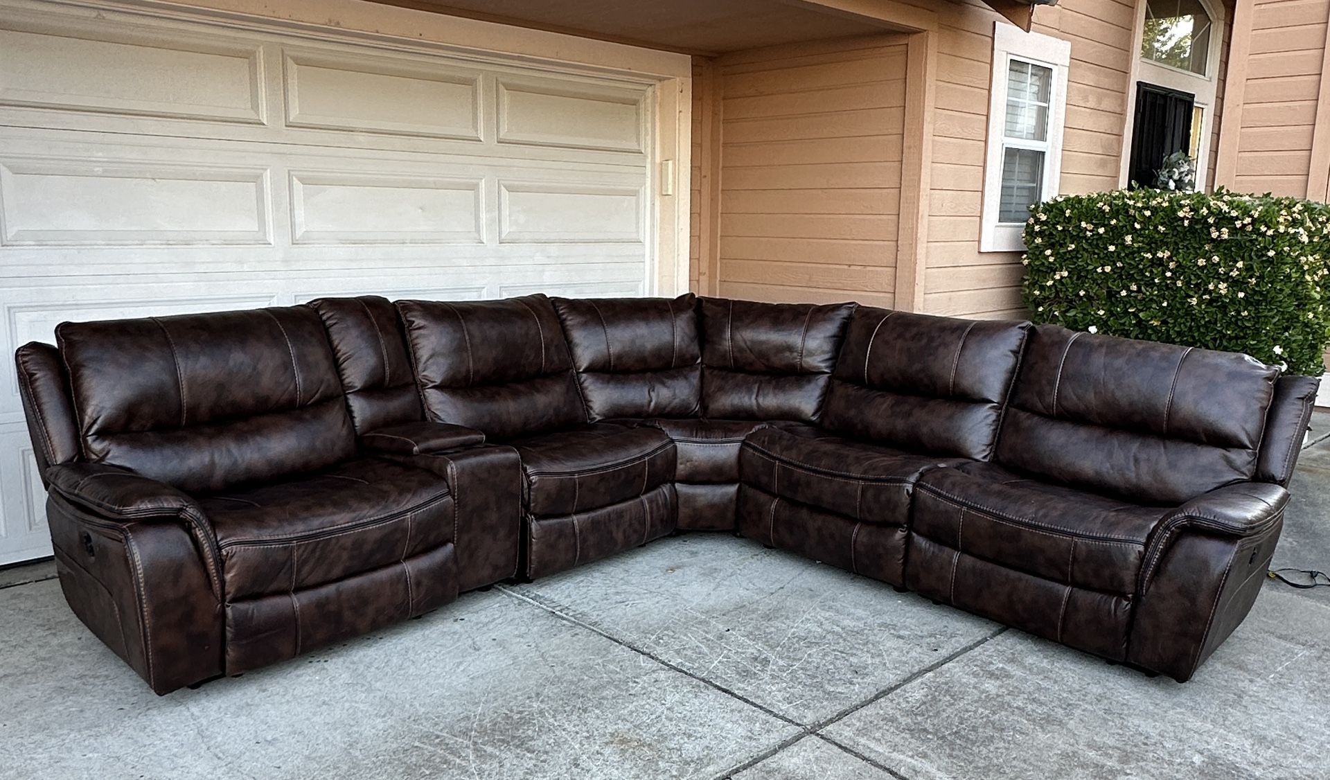 Gorgeous Leather Sectional Couch/Sofa with Recliners | FREE DELIVERY