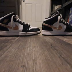 Nike Jordan 1 Mid SE Black And Gold