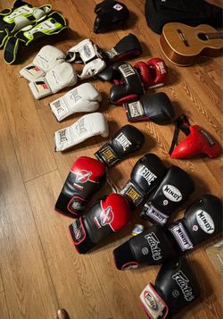 Boxing Gloves & Training Equipment – Entire Lot