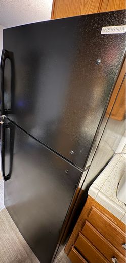 30″ Insignia 18.1 cu.ft. Top Freezer Refrigerator