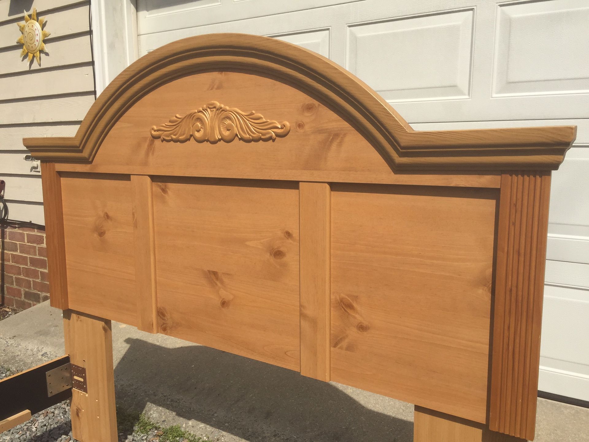 BROYHILL “Fontana” Designed Queen Size Bed and matching 9 Drawer Desser