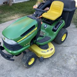 John Deere LA125 Riding Mower