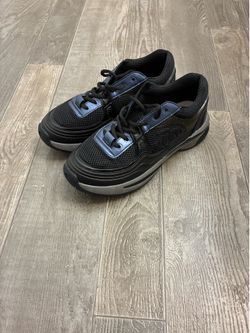 Exclusive Women’s Shoe (Men’s 7.5)