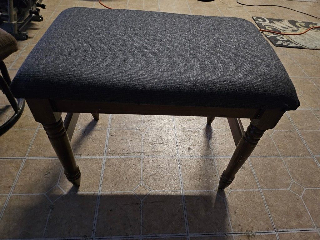 Small ottoman, in
good conditions 25
dlls pickup only