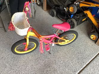 Schwinn Lil Sunnyside Girl’s bike 16” in excellent condition comes with training wheels, basket, bell, excellent tires and brakes.  Adjustable seat No