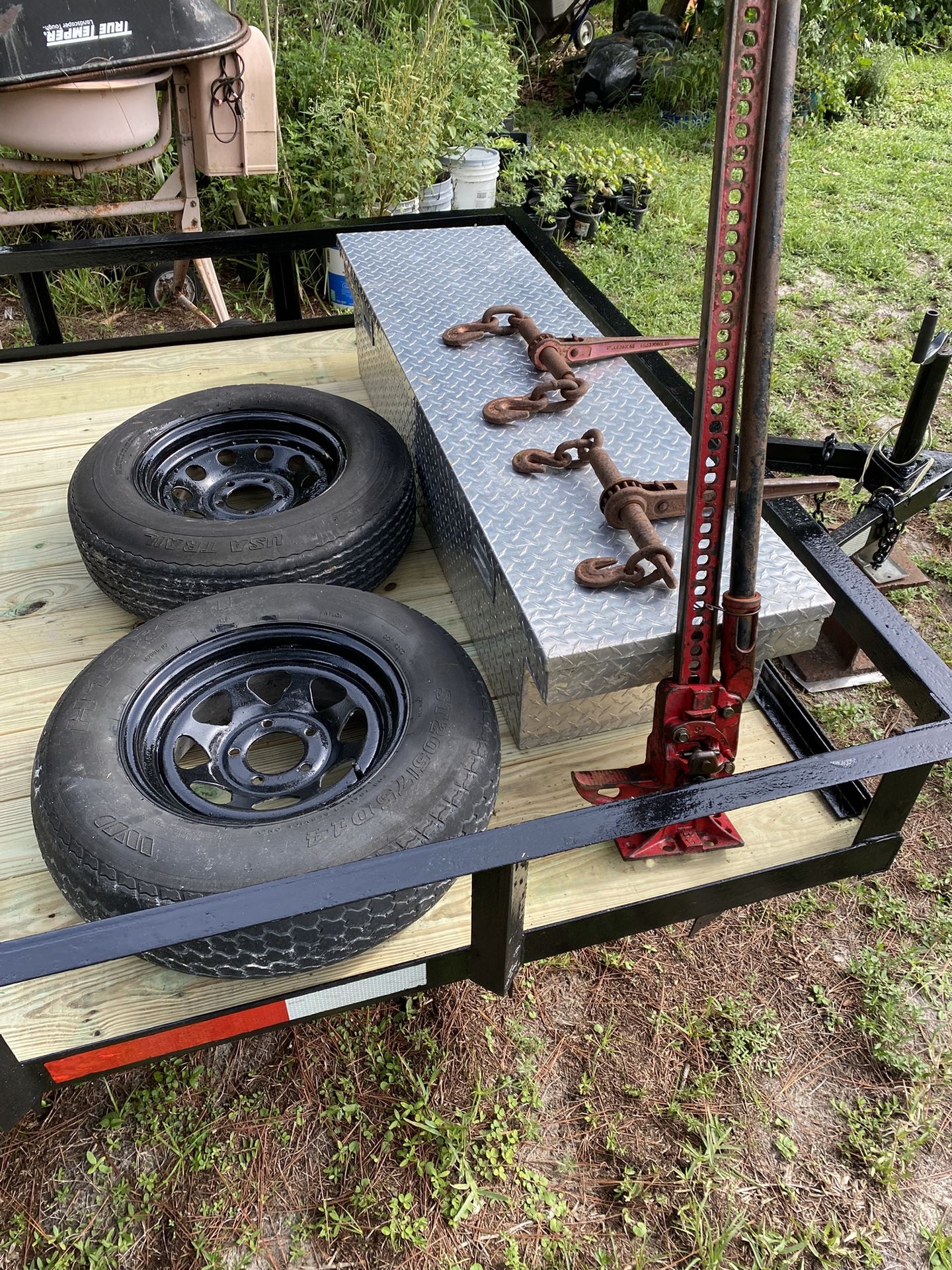 Trailer for sale need to go ASAP moving cannot go with it. Can someone pick it up today? 2800 OBO come with cash it’s yours. has to be picked up today