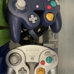 2 Gamecube controllers 