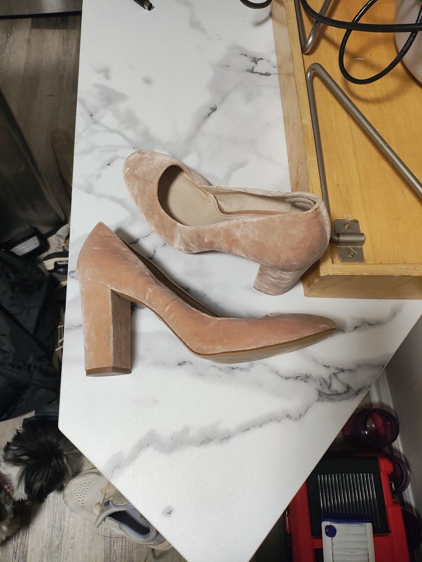 Women's Size 9 Beige Suede