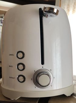 Amazon Basics 2-Slot Toaster