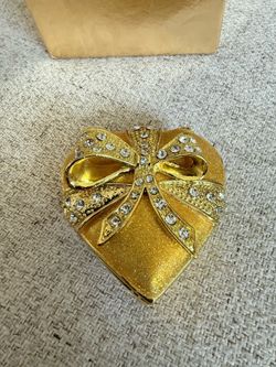 Vintage Antique high quality Metal Jewelry Box - Love Heart Bow-Knot Jewelry Trinket Organizer Box. Hinged. Hand-Painted. Features a beautiful colorfu
