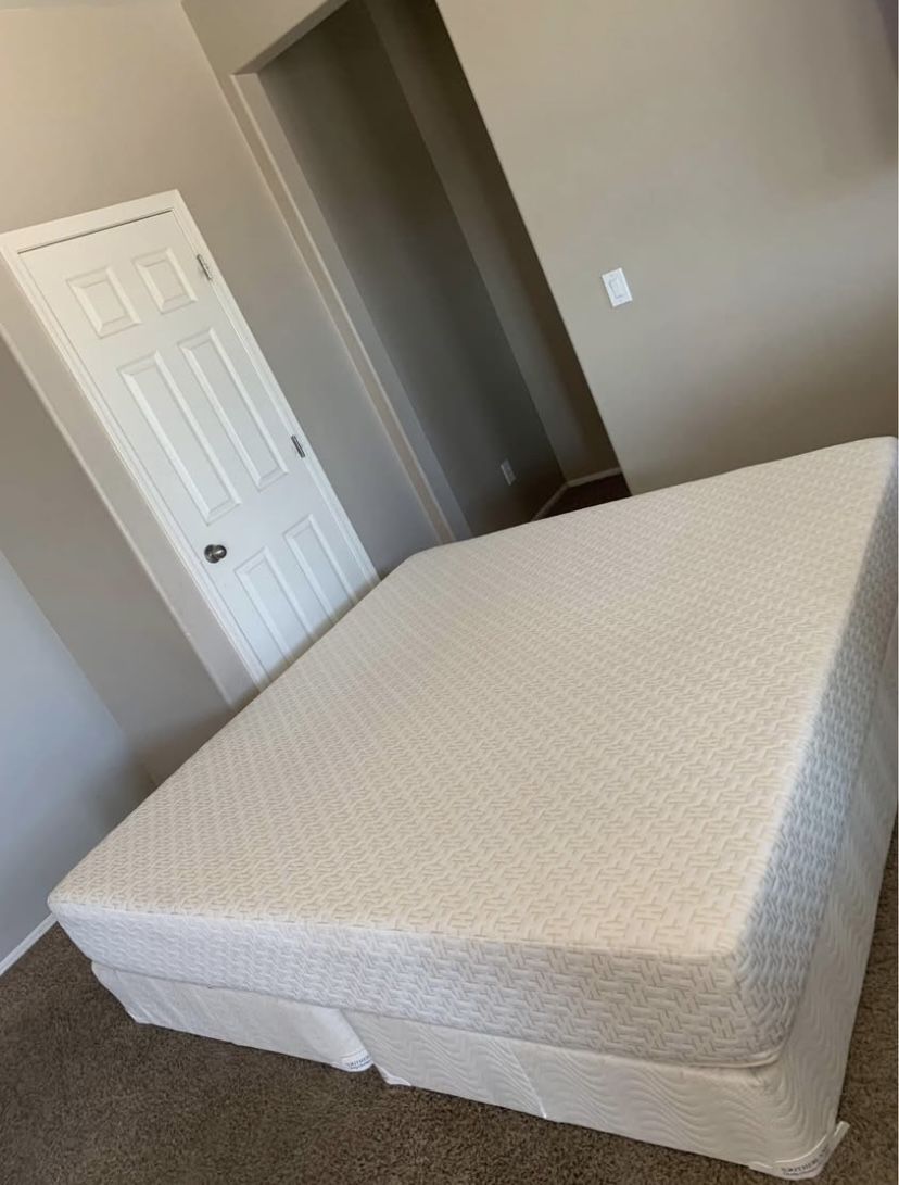 KING MEMORY FOAM MATTRESS AND FREE BOX SPRINGS