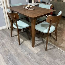 BEAUTIFUL TABLE 4 CHAIRS EXCELLENT CONDITION