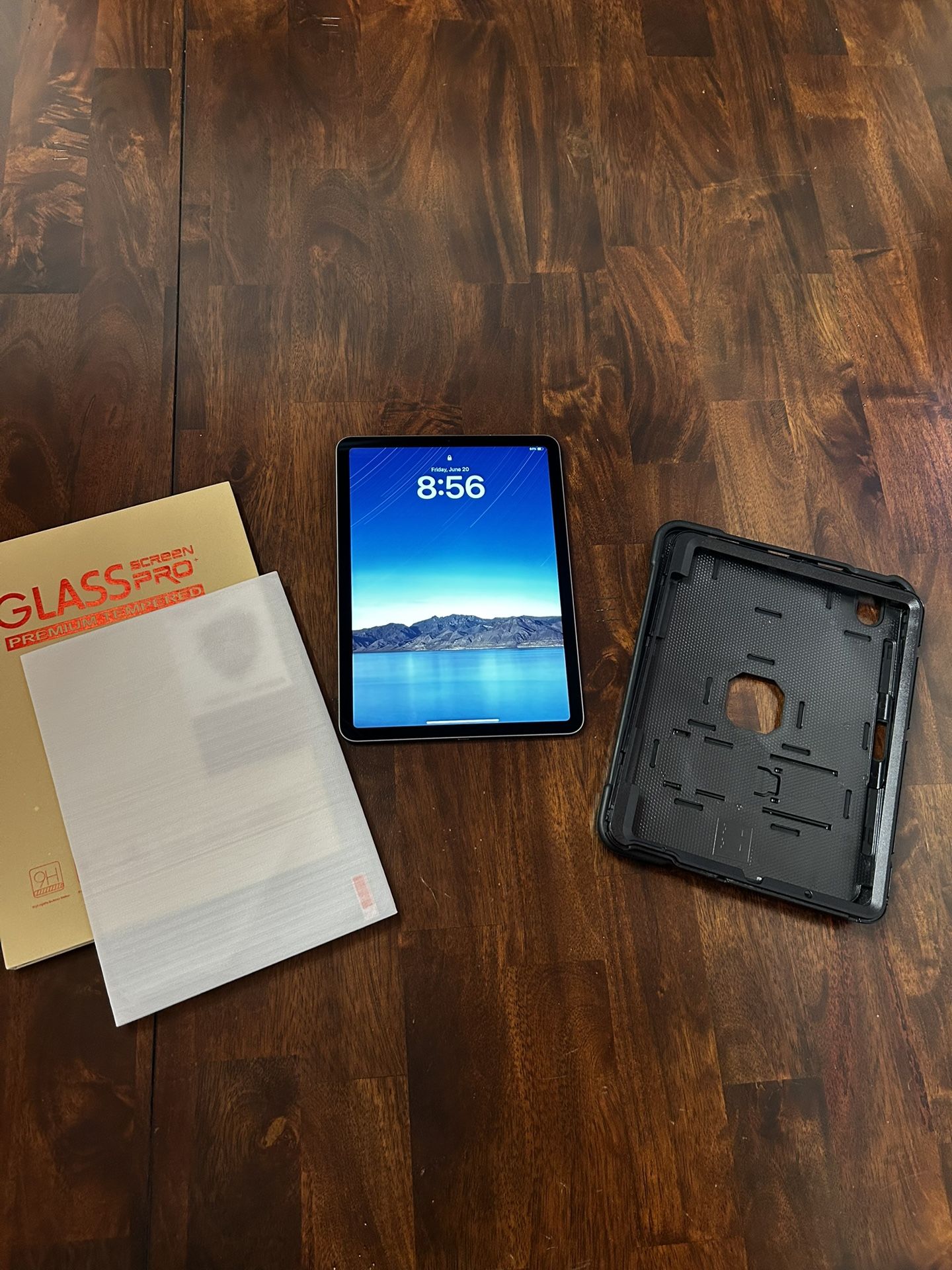 iPad Air 4th gen 256gb + Glass Screen Protector + Case