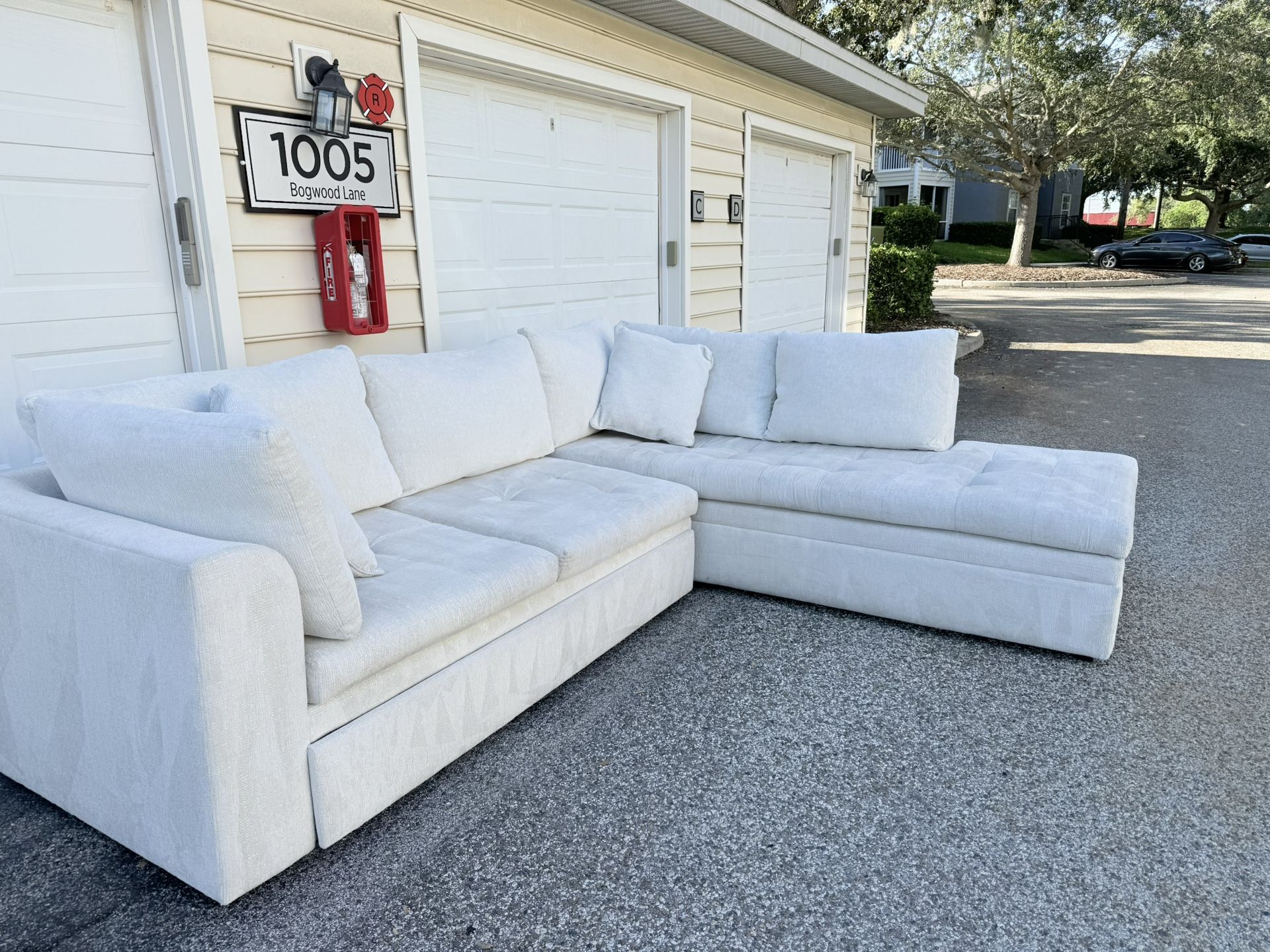 Off-white modern sectional couch – pull-out design, tufted seats, deep cleaned