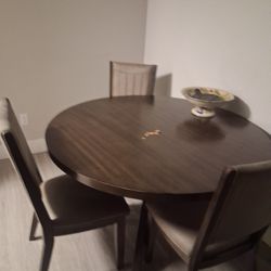 Ashley's Table 4 Chair 