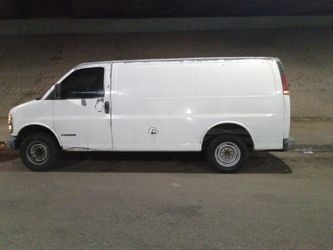 2001 Chevy Express 2500 motor 5.7 El motor y la transmission al 💯 interior tienen pequeños detalles $1800