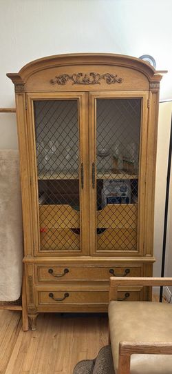 Cabinet Hutch/ China Cabinet