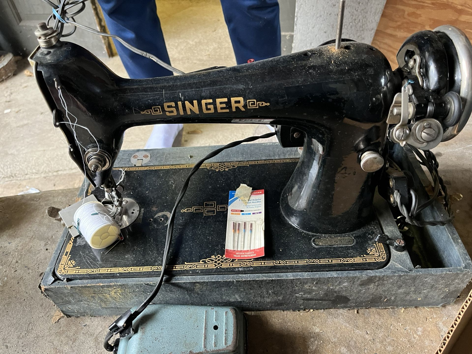 Singer Sewing Machine With Case