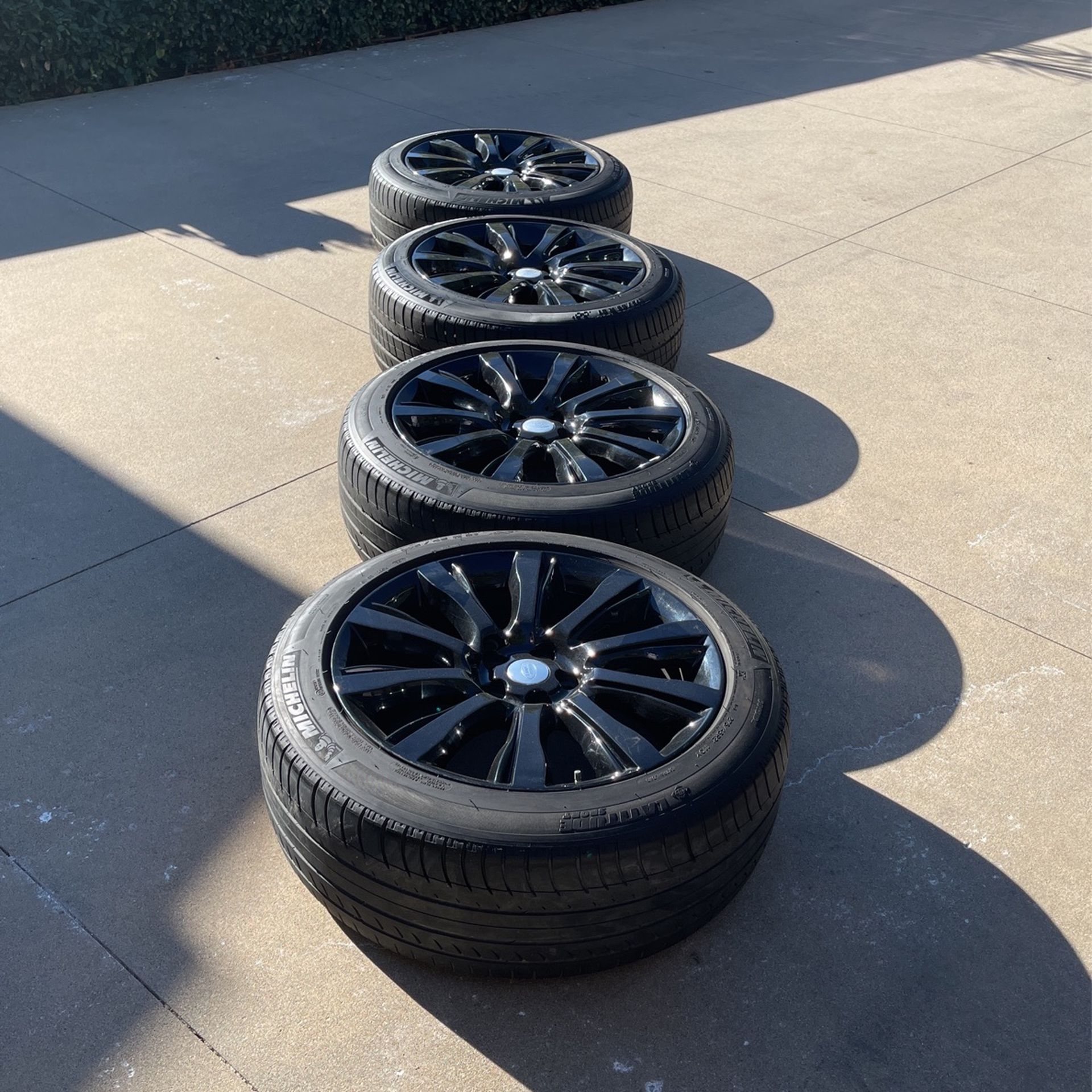 4 OEM 21” Gloss BlackRange Rover Sport Wheels And Tires